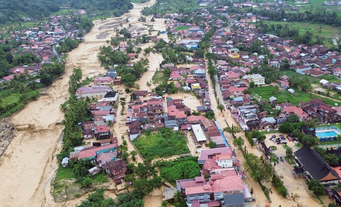 Foto udara limpahan banjir bandang di kawasan Pasar Baru, Padang, Sumatera Barat, Jumat (28/11/2025). Banjir bandang terjadi pada Jumat (28/11/2025) dini hari dan semakin meluas akibat jebolnya bendungan Gunung Nago di Pauh, sehingga mengakibatkan jembatan putus, sejumlah rumah rusak dan warga mengungsi. ANTARA FOTO/Iggoy el Fitra/sgd