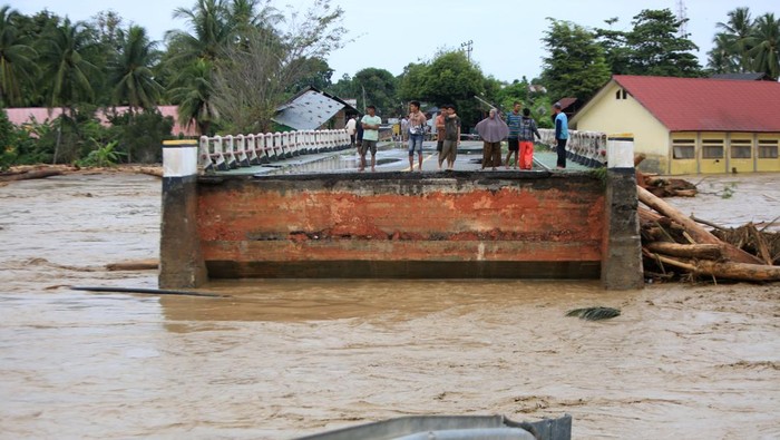Banjir Besar Lumpuhkan Jalur Aceh-Sumut-Sumbar, Mobil & Bus Tak Bisa Lewat