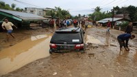 Sejumlah kendaraan terjebak lumpur pascabanjir bandang di Desa Manyang Cut, Kecamatan Mereudu, Kabupaten Pidie, Aceh, Kamis (27/11/2025). ANTARA FOTO/Ampelsa  