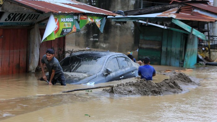 Warga menyaksikan sejumlah rumah rusak tertimbun lumpur dan sampah kayu pascabanjir bandang di Desa Manyang Cut, Kecamatan Mereudu, Kabupaten Pidie, Aceh, Kamis (27/11/2025).  Gubernur Aceh Muzakir Manaf menetapkan status darurat bencana hidrometerologi setelah 16 kabupaten/kota di Aceh dilanda banjir hingga longsor, terhitung 28 November hingga 11 Desember 2025. ANTARA FOTO/Ampelsa/foc.