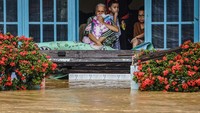 Banjir melanda Kabupaten Solok, Sumatera Barat, pada Kamis (27/11/2025) setelah hujan deras turun selama tiga hari berturut-turut. ANTARA FOTO/Wawan Kurniawan  