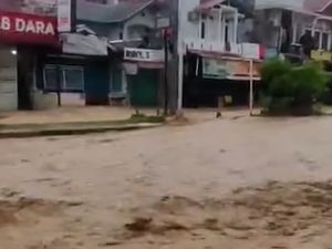 Banjir Kepung Pasar Baru-Unand, Mahasiswa Anak Kos Mengungsi ke Masjid