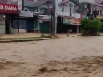 Banjir Kepung Pasar Baru-Unand, Mahasiswa Anak Kos Mengungsi ke Masjid