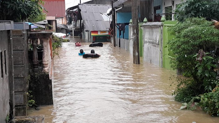 Banjir di Jalan Warna Ujung, Kelurahan Sukaraja, Kecamatan Medan Maimun Kota Medan.