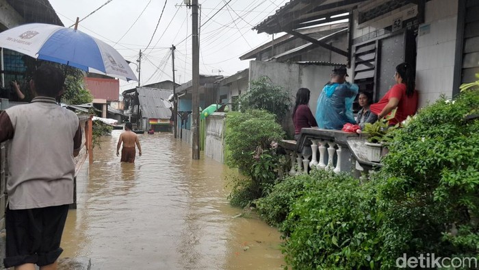 Kondisi rumah warga di Jalan Warna Ujung, Kelurahan Sukaraja, Kecamatan Medan Maimun, Kota yang terendam banjir.