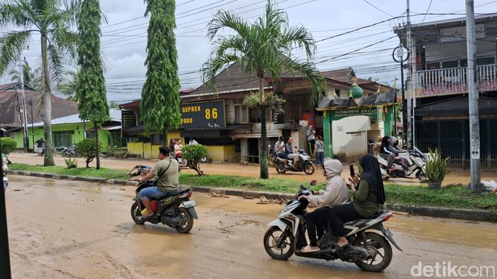 Kendaraan sudah bisa melalui jalanan di Pasar Baru usai banjir surut.