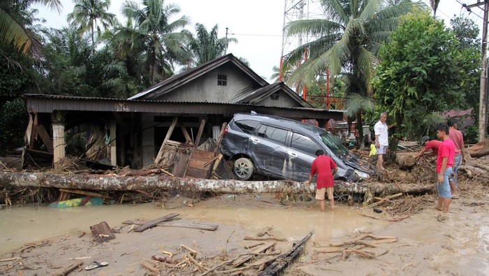 Kondisi rumah warga yang rusak akibat banjir bandang di Kecamatan Batang Toru, Kabupaten Tapanuli Selatan, Sumatera Utara, Jumat (28/11/2025). BPBD Tapanuli Selatan mencatat hingga Jumat (28/11/2025) sebayak 32 orang meninggal dunia diwilayahnya akibat banjir bandang pada Selasa (25/11/2025). ANTARA FOTO/Yudi Manar/sgd