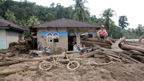 Kondisi rumah warga yang rusak akibat banjir bandang di Kecamatan Batang Toru, Kabupaten Tapanuli Selatan, Sumatera Utara, Jumat (28/11/2025). BPBD Tapanuli Selatan mencatat hingga Jumat (28/11/2025) sebayak 32 orang meninggal dunia diwilayahnya akibat banjir bandang pada Selasa (25/11/2025). ANTARA FOTO/Yudi Manar/sgd