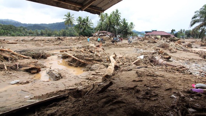 Kondisi rumah warga yang rusak akibat banjir bandang di Kecamatan Batang Toru, Kabupaten Tapanuli Selatan, Sumatera Utara, Jumat (28/11/2025). BPBD Tapanuli Selatan mencatat hingga Jumat (28/11/2025) sebayak 32 orang meninggal dunia diwilayahnya akibat banjir bandang pada Selasa (25/11/2025). ANTARA FOTO/Yudi Manar/sgd