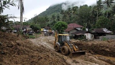 Material Longsor Timbun Jalan di Tapanuli Selatan, Warga Diminta Waspada