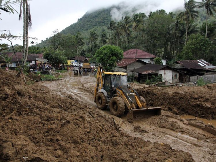 Material Longsor Timbun Jalan di Tapanuli Selatan, Warga Diminta Waspada