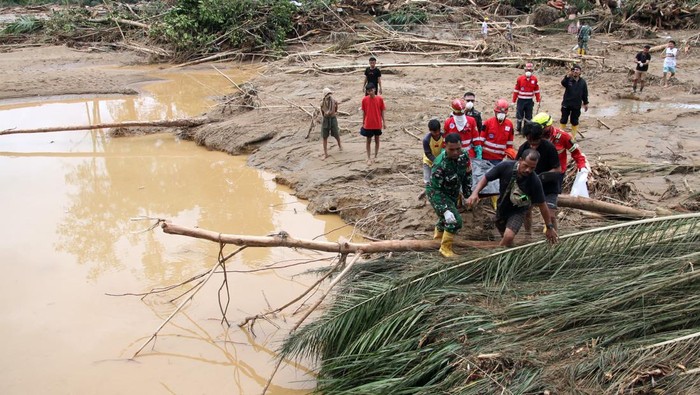 Tim SAR gabungan mengevakuasi korban banjir bandang di Desa Aek Garoga, Kecamatan Batang Toru, Kabupaten Tapanuli Selatan, Sumatera Utara, Jumat (28/11/2025). BPBD Tapanuli Selatan mencatat hingga Jumat (28/11) sebanyak 32 orang meninggal dunia akibat banjir bandang pada Selasa (25/11). ANTARA FOTO/Yudi Manar/sgd