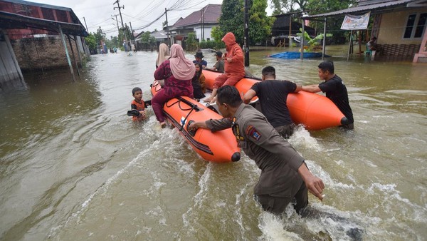 Sumatra Floods and Landslides Death Toll Rises to 631 Victims || Stay In News