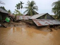 Video Jelang Natal, Polri Bersihkan Gereja Terdampak Bencana di Sumut