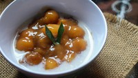Bubur candil termasuk ke dalam variasi bubur manis. Berupa biji salak dengan tekstur yang kenyal dengan rasa manis legit, lalu diberikan siraman kuah santan gurih. Foto: iStock/site news