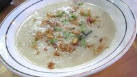 Kalau bubur satu ini adalah sajian khas Aceh. Namanya bubur kanji rumbi yang terbuat dari santan, kaldu daging, dan bumbu rempah. Biasanya disajikan saat bulan Ramadan. Foto: iStock/site news