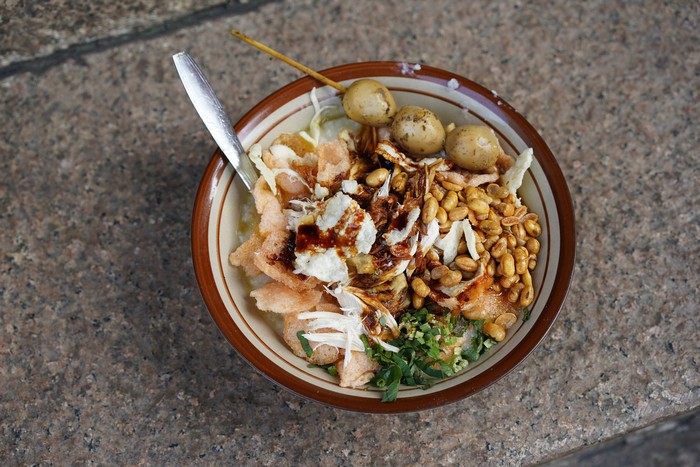 Kreasi bubur khas Nusantara dengan variasi gurih dan manis