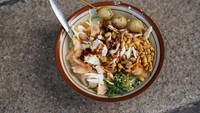 Bubur ayam merupakan variasi bubur gurih yang paling populer di Indonesia. Racikan di setiap daerah berbeda-beda tergantung kuah dan topping-nya. Paling populer adalah racikan khas Cirebon berkuah kuning dengan topping komplet. Foto: iStock/site news