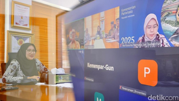 Bupati Banyuwangi Ipuk Fiestiandani saat mengikuti awarding secara virtual.