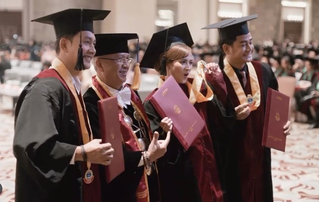 Setelah berkuliah selama 4 tahun di Universitas Sangga Buana YPKP, Bandung, akhirnya Chika Jessica dan Dwi Andhika diwisuda bersama. Momen tersebut dibagikan keduanya ke Instagram. Foto: Instagram/@dwiandhika3486