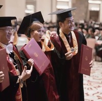 Setelah berkuliah selama 4 tahun di Universitas Sangga Buana YPKP, Bandung, akhirnya Chika Jessica dan Dwi Andhika diwisuda bersama. Momen tersebut dibagikan keduanya ke Instagram. Foto: Instagram/@dwiandhika3486