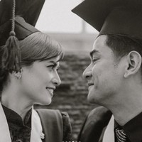 Bagikan foto kemesraan dengan Chika Jessica, Dwi Andhika menuliskan dalam keterangan unggahannya, Janji kami 4 tahun lalu, started together finished together! Foto: Instagram/@dwiandhika3486