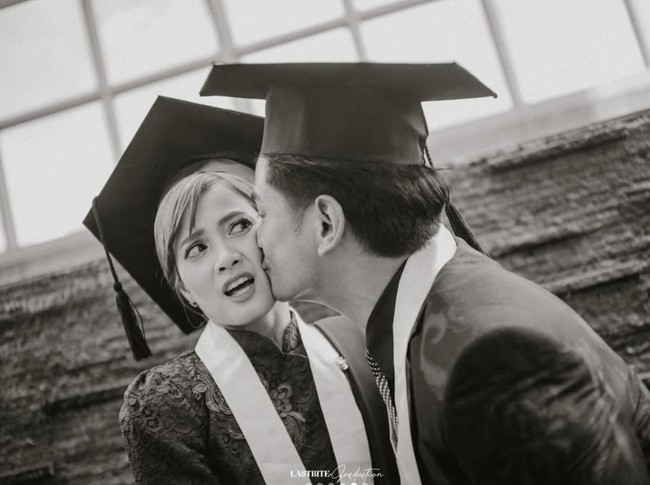 Di salah satu momen terlihat Dwi Andhika yang mencium mesra pipi Chika. Kemessraan keduanya pun kerap bikin netizen ikut gemas. Foto: Instagram/@dwiandhika3486