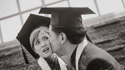 8 Foto Chika Jessica & Dwi Andhika Wisuda Bareng, Gandengan Mesra-Cium Pipi