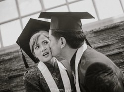 8 Foto Chika Jessica & Dwi Andhika Wisuda Bareng, Gandengan Mesra-Cium Pipi