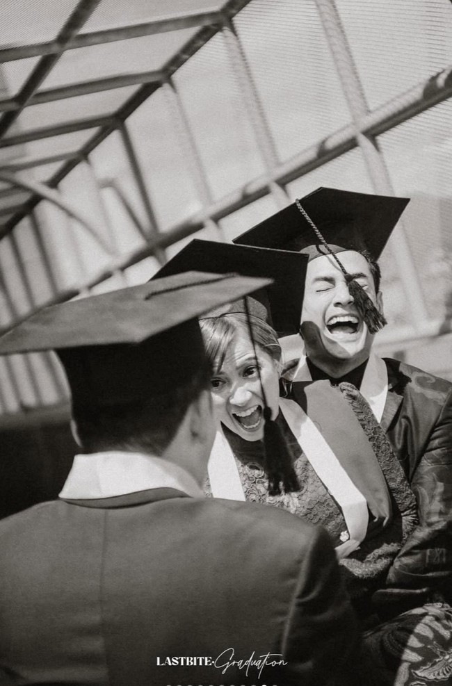 Banyak yang berharap jika hubungan Chika dan Dwi Andhika bisa lebih dari sekedar sahabat. Aduhhh kirain tadi foto prewed atau akad, komentar salah seorang netizen. Ijazah udah, tinggal buku nikah.. Yokkk gassss, tambah netizen lain. Foto: Instagram/@dwiandhika3486