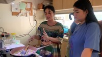 Tak hanya itu, di YouTubenya, Dewi Perssik juga membagikan keseruannya saat masak tumis cumi. Dalam momen ini ia masak bareng keponakannya Rosa Meldianti. Foto: Instagram/@dewiperssik9