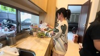 Saat di rumah pun, Dewi Perssik lebih sering masak menu masakan rumahan. Ia sering membuat olahan cumi, salah satunya cumi goreng tepung.  Foto: Instagram/@dewiperssik9