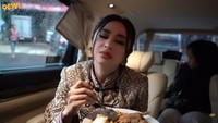 Saat mengantar anaknya, Dewi Perssik tak ketinggalan mencicipi kuliner di sana. Ini momennya saat ia mencicipi nasi gudeg yang populer. Foto: Instagram/@dewiperssik9