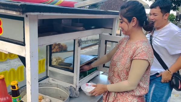Serunya Dewi Perssik Kulineran Cicip Gudeg dan Jajan Bakso
