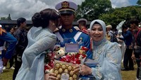 Bersama sang ibu, pedangdut sekaligus presenter Dewi Perssik turut mengantar Gabriel dengan memberikan kejutan berupa buket bunga lily dan cokelat. Foto: Instagram/@dewiperssik9