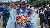 Kabar mengharukan datang dari pedangdut Dewi Perssik. Pemilik goyang gergaji tersebut melepas sang anak, Gabriel untuk menimba ilmu di Akademi Militer di Magelang. Foto: Instagram/@dewiperssik9