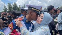 Proud of you mas gabriel bismilah barokallah …anakku..tarunaku yg tangguh, berbaktilah kepada bangsa dan negara, serta membahagiakan keluarga ya sayang, semoga Allah melindungi langkahmu dan mempermudah urusanmu ya nak.. pesan mama hanya satu.. JANGAN PERNAH TINGGALkAN SHOLAT DIMANAPUN BERADA ya sayang.. love you so much mas gabriel, selalu jaga nama baik ortu ya anakku soleh, tulis Dewi Perssik dalam Instagram miliknya dilihat detikcom, hari ini.  Foto: dok instagram Dewi Perssik