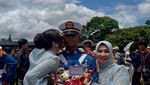 Pelukan Dewi Perssik saat Anak Wisuda Prabhatar Akademi TNI-Kepolisian