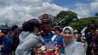 Kebersamaan Dewi dan senyuman manis dalam kesempatan itu. Gabriel yang merupakan taruna Akmil kini menjadi prajurit resmi di lingkungan militer. Foto: dok instagram Dewi Perssik