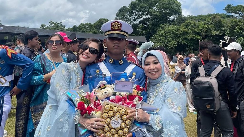 Pelukan Dewi Perssik saat Anak Wisuda Prabhatar Akademi TNI-Kepolisian