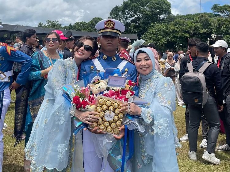 Pelukan Dewi Perssik saat Anak Wisuda Prabhatar Akademi TNI-Kepolisian