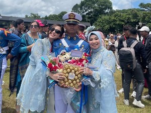 Ibnu Jamil-Dewi Perssik Bahagia Lihat Anak Wisuda Prabhatar 2025