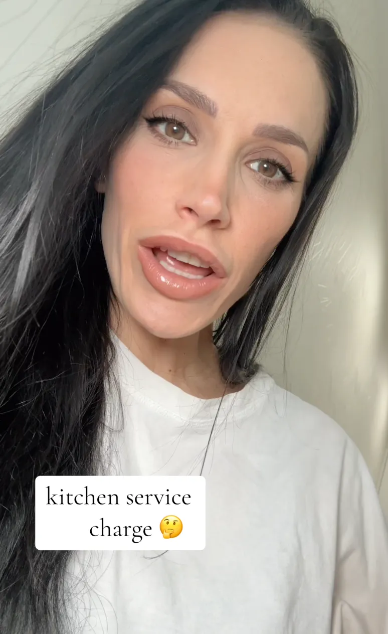 Diprotes! Restoran Bebankan Upah Staff Dapur Lewat Tagihan Pelanggan Diprotes! Restoran Bebankan Upah Staff Dapur Lewat Tagihan Pelanggan