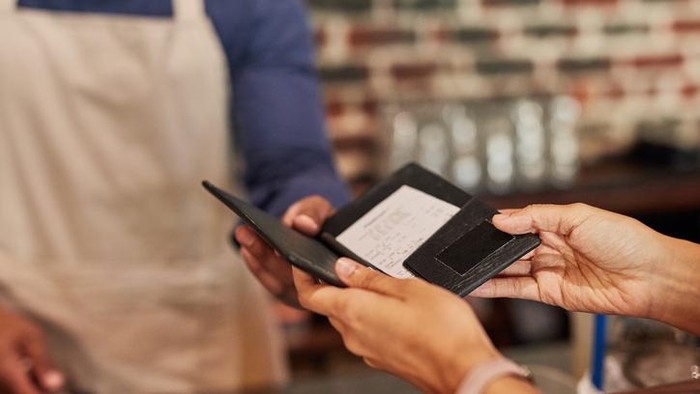 Diprotes! Restoran Bebankan Upah Staff Dapur Lewat Tagihan Pelanggan