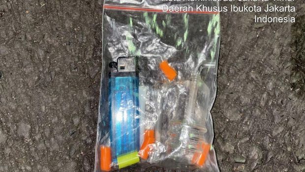 Direktorat Samapta Polda Metro Jaya melakukan patroli di sejumlah wilayah di Jakarta dini hari tadi. Tiga pria terkait kasus narkoba di Jakarta Timur. (dok Istimewa)