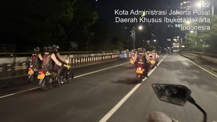 Direktorat Samapta Polda Metro Jaya melakukan patroli di sejumlah wilayah di Jakarta dini hari tadi. Tiga pria terkait kasus narkoba di Jakarta Timur. (dok Istimewa)