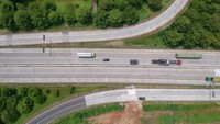 Foto udara sejumlah kendaraan melintas di Tol Trans Jawa, Kabupaten Batang, Jawa Tengah, Jumat (28/11/2025). ANTARA FOTO/Harviyan Perdana Putra