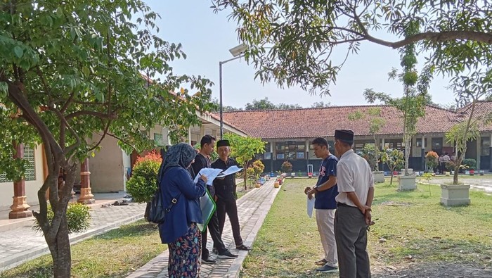 DLH Indramayu saat melakukan kunjungan lapangan untuk melihat gerakan PBLHS di sekolah