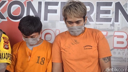 Dua pencuri yang menyasar korban kecelakaan saat ekspos kasus di Polsek Mengwi, Badung, Jumat (28/11/2025).