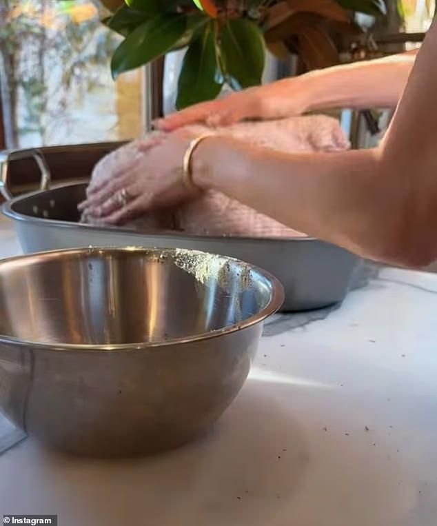 Meghan Markle Disemprot Netizen Gegara Masak Kalkun Ngasal